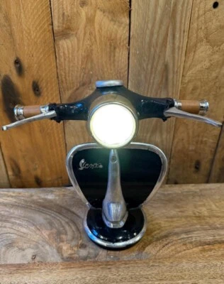 Lampada da tavolo scooter stile Vespa edizione limitata. Basato sull'epoca mod anni 60. - Immagine 1 di 4