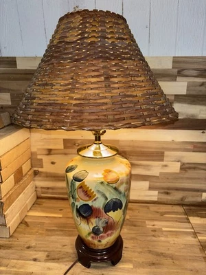 Винтажная керамическая настольная лампа с ручной росписью с цветочным мотивом.  Плетеный абажур для лампы - Изображение 1 из 4