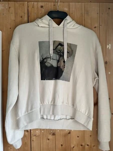 Ariana Grande kurz geschnittener Kapuzenpullover - H&M geteilt - Bild 1 von 3