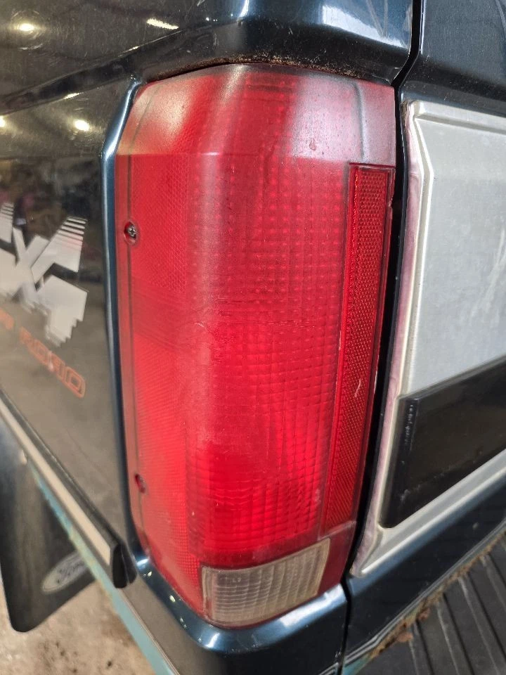 Luz trasera del conductor de 8501 PBV rectangular para camioneta Ford F250 90-97 640543 Foto 1 de 4