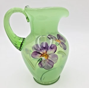 Flores pintadas a mano de vidrio Fenton Art Glass sobre esplendor verde opalino en jarra de vidrio - Imagen 1 de 9