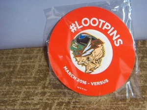 Pin de solapa pinback LOOT CRATE marzo 2016 esmalte versus (Alien vs Predator) nuevo en paquete - Imagen 1 de 2