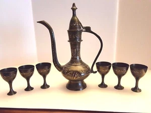 SET VINO REALE DECORATIVO OTTONE NERO ARTIGIANALE VINTAGE DA COLLEZIONE ORIENTALE - Foto 1 di 12