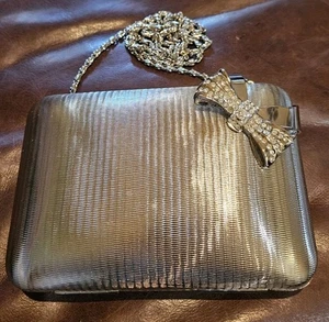 Shasha Damen Silber Hartschalenetui mit Strass Schleife Verschluss Schultertasche  - Bild 1 von 4