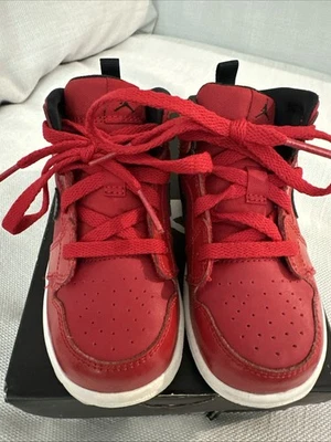 Jordan 1 Mid Toddler 7c rojo Foto 1 de 4