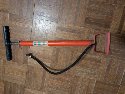 Bomba de aire roja aprobada por Schwinn con fecha 1971 Bicycle Company 24" de largo de colección roja Foto 1 de 4