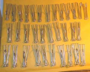 Große gemischte Menge 45 Vintage antike Vorhänge 3" Haken 4 Zinken für Plissee Vorhänge - Bild 1 von 8