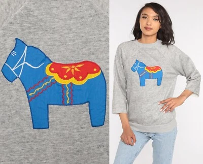 Moletom vintage anos 80 cavalo cinza corte gráfico manga raglan gola redonda médio - Imagem 1 de 4