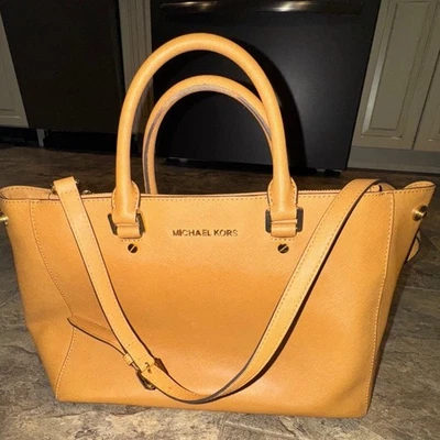 Bolso de mano Michael Kors Selma dorado Foto 1 de 4