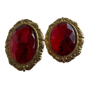 Vintage Red Faceted Oval Clip-On Earrings Gold Tone Frame Costume Jewelry 1” - Foto 1 di 5