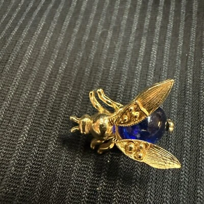 Broch-pin abeja en tono dorado 🐝 con azul grande y las alas moscan en muy buen estado Foto 1 de 4