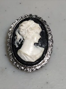 Spilla cammeo nero tono argento vintage non firmata 1,25" - Foto 1 di 2