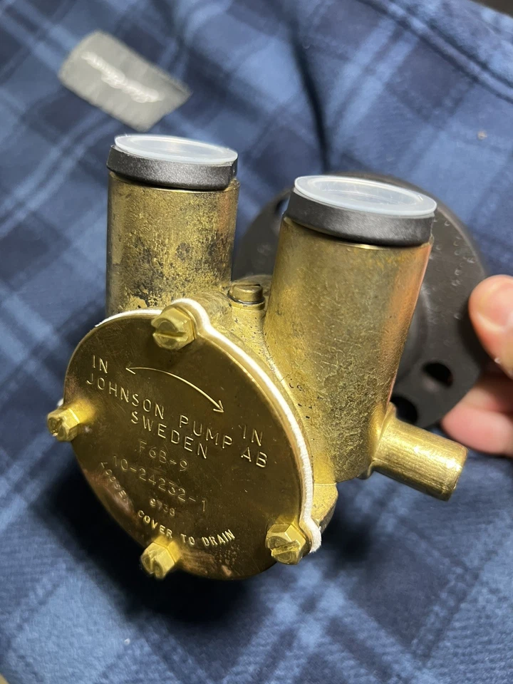 Bomba de agua de montaje en eje de manivela Johnson F6B-9 (10-24232-1)  Foto 1 de 4