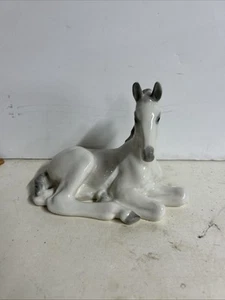 VINTAGE "WHITE RESTING FOAL HORSE" LOMONOSOV PORCELAIN USSR MARkED - Picture 1 of 7