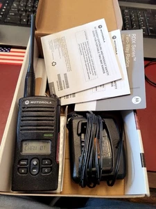Motorola RDU4160d 2-Way Business Radio 16 Chanel 4 Watt UHF OEM CHARGER/BATT/ANT - Picture 1 of 12