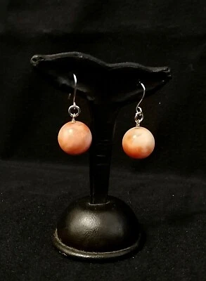 COPPIA ORECCHINI A SFERA IN AUTENTICO CORALLO ROSA VARIEGATO E ARGENTO. - Immagine 1 di 4