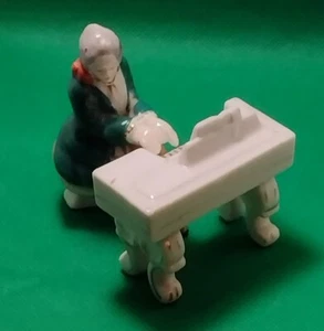 De colección Porcelana Hombre Tocando Piano ** JAPÓN OCUPADO ** 3" x 2" ** BONITA FORMA - Imagen 1 de 16