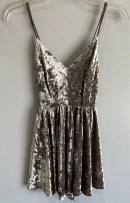 Mini Vestido Silence & Noise Terciopelo Correa Espagueti Talla Mediana Foto 1 de 3