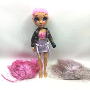 Rainbow High Fashion Studio Avery Styles Modepuppe mit 2 Perücken - Bild 1 von 5