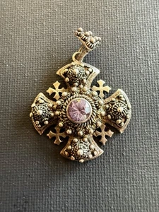 Hermoso colgante vintage de cruz de plata de 1 1/2' con piedra fijada - Imagen 1 de 5