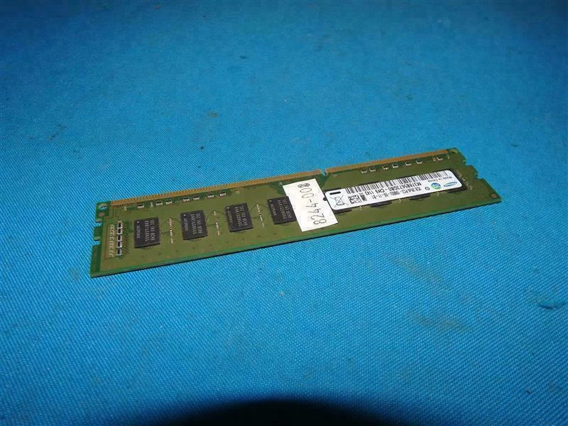 Samsung M378B5673GB0-CH9 2GB 2Rx8 PC3-10600U-09-11-B1 - Image 1 of 4