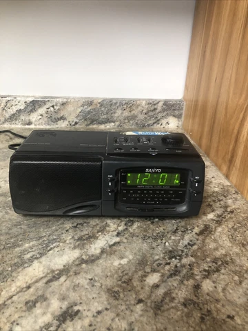 Sanyo Dual Alarm AM/FM Digital Clock Radio RM-7014 Cover