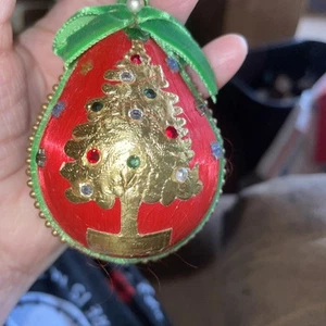 Adorno de cuentas de árbol rojo y dorado con cinta verde y fondo de seda roja de colección - Imagen 1 de 7
