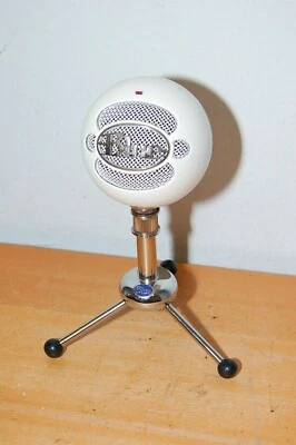 Blue Microphones Snowball Ice Condenser Cable Professional Microphone w/ Stand - Image 1 of 2