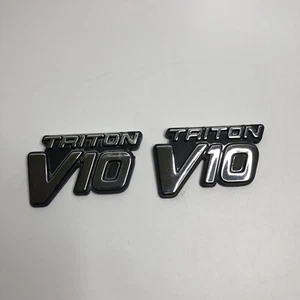 Ford F250 F350 Excursion—Front Fender "Triton V10" Nameplate Emblems, 2pc - Foto 1 di 4
