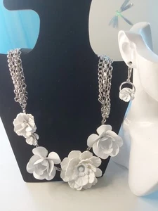 Simply Vera Wang - weiße Blume Statement 16" Halskette Set Neu mit Etikett Verlängerung - Bild 1 von 5