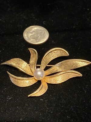Prendedor/broche y perla vintage de oro amarillo de 14k Foto 1 de 4