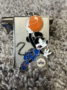 Nuovo portachiavi Disney Parks NBA Experience Topolino metallo Los Angeles Clippers - Foto 1 di 1