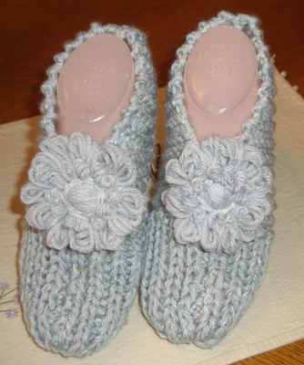 ZAPATILLAS TEJIDAS A MANO MUJER/DAMA MEDIANAS con DASIY 7-9 NUEVAS "LINDAS" Foto 1 de 4