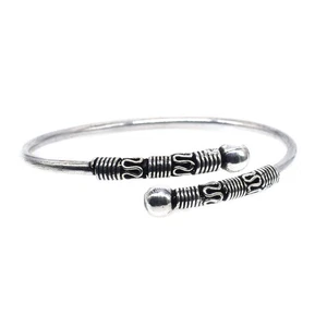 Bracciale liscio ossidato argento regolabile fatto a mano gioielli regalo per lei E606 - Foto 1 di 5