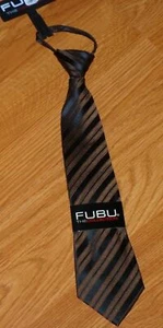 ***CORBATA FUBU NIÑO AJUSTABLE 100% SEDA HECHA A MANO MARRÓN RAYAS NUEVA CON ETIQUETAS - Imagen 1 de 1