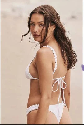 Juego de Bikinis Frankies Lumia Top PEQUEÑO Tanga Luna Llena GRANDE Ojal Gente Libre Foto 1 de 4