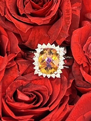 14 quilates, oro blanco, topacio de 3,05 quilates con diamante  diamante de 0,32 quilates Foto 1 de 4