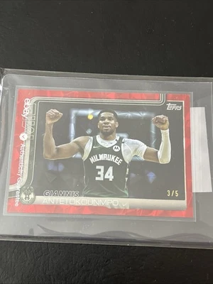 2025 Topps Baloncesto Giannis Antetokounmpo Diamante Rojo 3/5 Bucks Foto 1 de 4