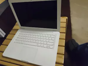 Apple Macbook FOR PARTS LATE 2009 13.3" laptop 2.26Ghz C2D 2GB RAM NO HDD NO OS - Picture 1 of 3