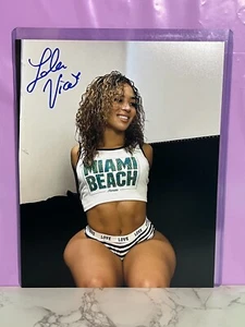 Lola Vice Sexy Wide Hips Shot Signed Autograph 8x10 WWE NXT WCW AEW TNA NJPW - Picture 1 of 1