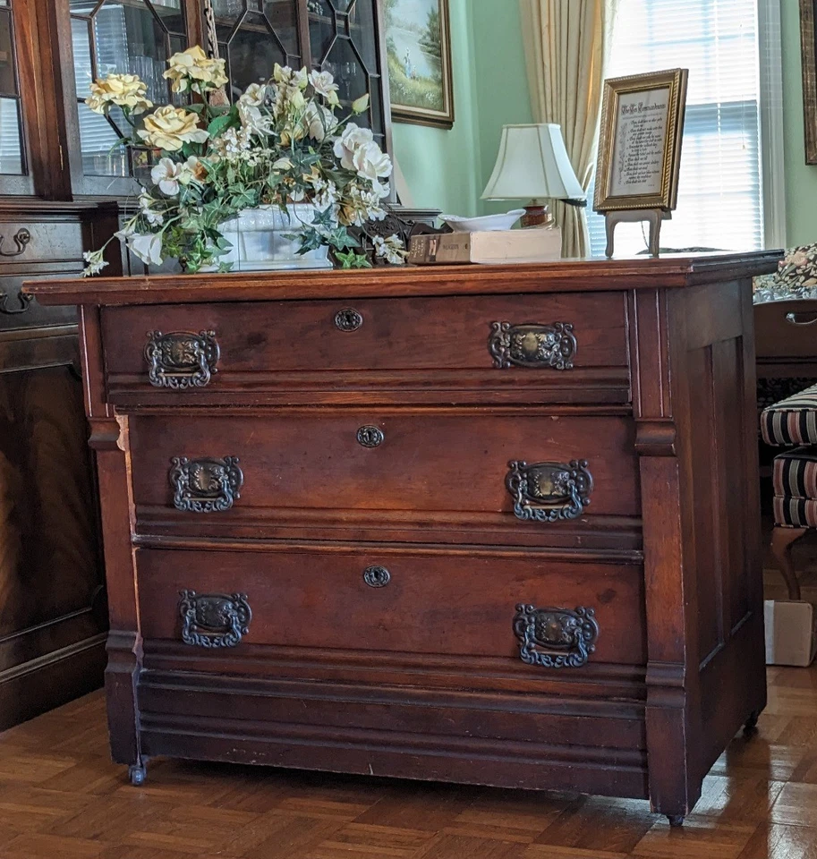 Cómoda antigua victoriana tardía del siglo XIX de roble rojo con 3 cajones Foto 1 de 4
