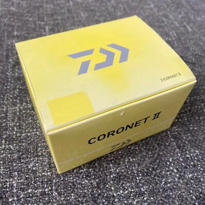 Carrete de fundición de pesca Daiwa 21 Coronet 2 agujeros amarillos doble eje derecho Foto 1 de 4