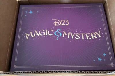 Caja de regalo de membresía dorada Disney D23 2024 - Mickey y Merlín Foto 1 de 4