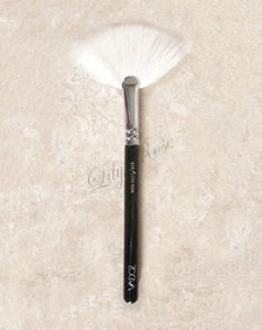 ZOEVA 129, Luxe Fan Brush, Goat Hair and Synthetic Fibre Blend,New, Discontinued - Picture 1 of 3