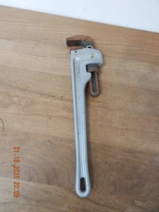 RIDGID ALUMINUM 818 18" PIPE WRENCH USED GOOD CONDITION TEETH ARE ALL GOOD - Picture 1 of 3