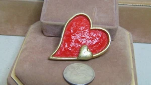 VINTAGE WOODEN RED HEART PIN BACK PIN - Picture 1 of 2