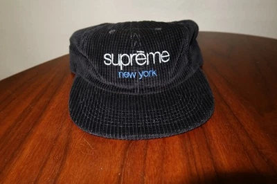 Chapéu Supreme de veludo com alça – Preto – Logotipo bordado “supreme new york” - Imagem 1 de 3