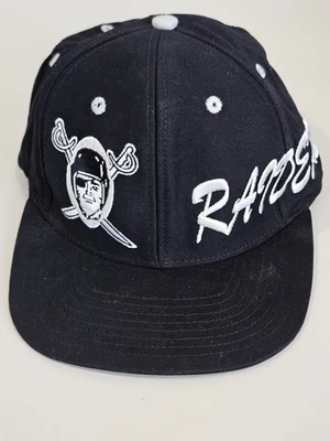 Gorra auténtica con cierre a presión de los Raiders de Los Ángeles con guión NFL totalmente negra de Reebok Foto 1 de 4