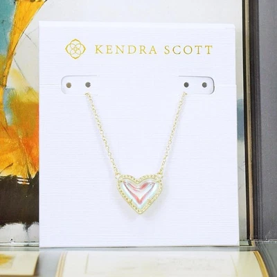 Nuevo con etiquetas Collar Kendra Scott Ari Corazón Vidrio Dicroico Chapado en Oro Foto 1 de 4