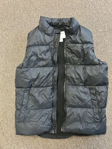 Old Navy Jungen Größe Large (10-12) schwarz frostfrei mit durchgehendem Reißverschluss Pufferweste neu mit Etikett - Bild 1 von 2